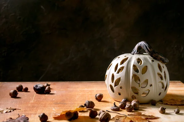 Décorations Halloween Thanksgiving Citrouille Céramique Sculptée Artisanale Blanche Debout Sur — Photo