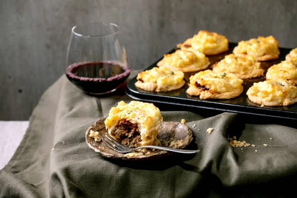 Tam Yapımı Mince Eti Kısa Hamurlu Börek Patates Püresi Kekik — Stok fotoğraf