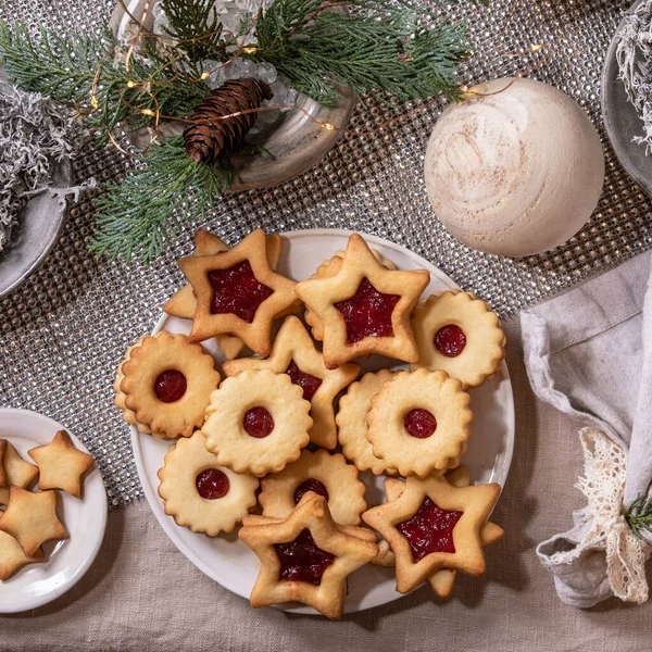 Zelfgemaakte Traditionele Kerstkoekjes Linz Koekjes Met Rode Jam Het Bord — Stockfoto