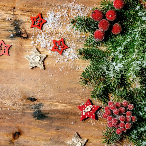 圣诞新年创意布置或贺卡与杉树分枝 红色浆果和星星在木制背景 平面布局 复制空间 正方形图像 — 图库照片