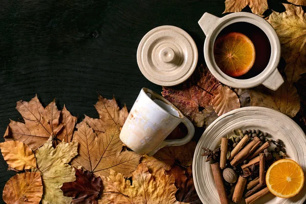 Vino Caliente Maceta Cerámica Taza Con Especias Hojas Naranja Otoño — Foto de Stock