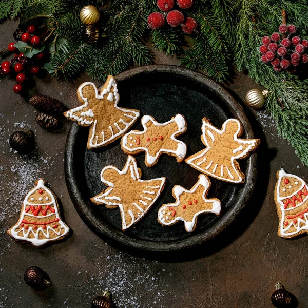 Hausgemachte Traditionelle Weihnachtslebkuchen Mit Zuckerguss Verziert Lebkuchenmann Engel Glocke Auf — Stockfoto