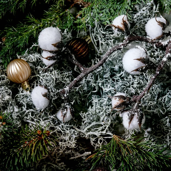 圣诞贺卡背景 有冷杉树枝 金球和星星 顶部视图 正方形图像 — 图库照片
