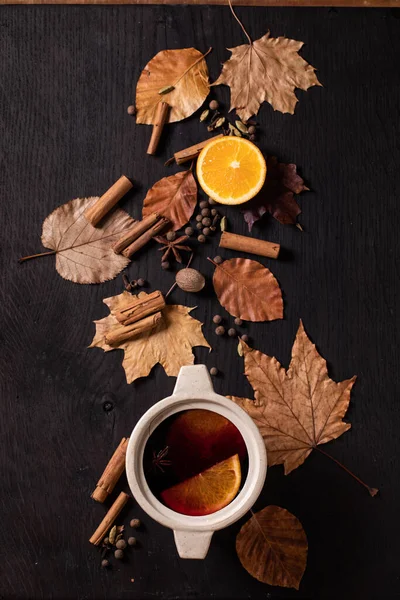 Vino Caliente Maceta Cerámica Con Especias Hojas Naranja Otoño Sobre —  Fotos de Stock