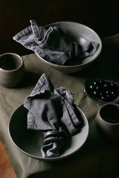 Рустикальна Обстановка Столу Порожнім Ременем Керамічного Посуду Сірими Грубими Чашами — стокове фото