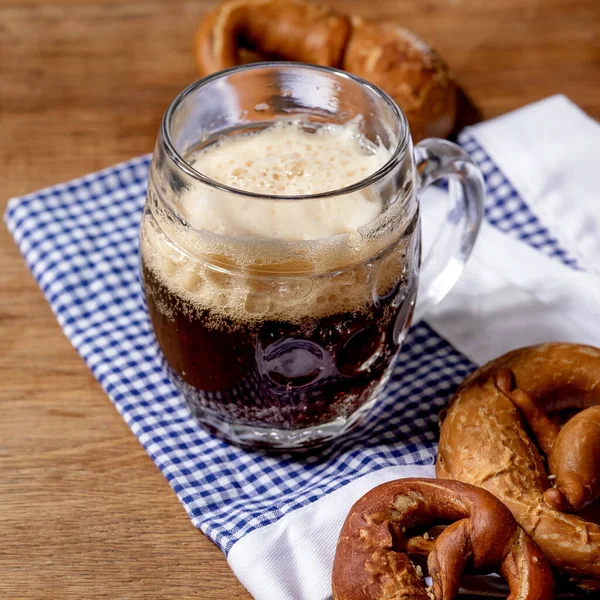 Ein Glas Lagerbier Mit Traditionell Gesalzenen Brezeln Auf Weißer Und — Stockfoto