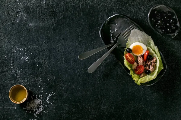 Παραδοσιακή Γαλλική Σαλάτα Nicoise Κονσερβοποιημένο Τόνο Ελιές Και Αυγά Σερβίρεται — Φωτογραφία Αρχείου