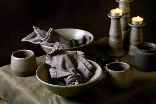 Ajuste Mesa Rústico Con Vajilla Cerámica Artesanal Vacía Tazones Tazas — Foto de Stock