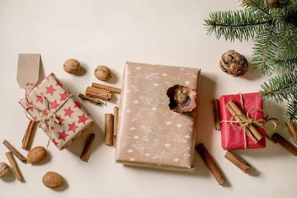 Sammlung Von Weihnachtsgeschenkschachteln Aus Umweltfreundlichem Bastelpapier Dekoriert Mit Natürlichen Nüssen — Stockfoto