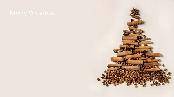 Aromatische Gewürze Zimtstangen Und Verschiedene Kaffeebohnen Als Weihnachtsbaumform Über Beigem — Stockfoto