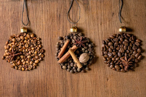 Aromatische Gewürzkollektion Und Verschiedene Kaffeebohnen Als Weihnachtskugeln Reihen Sich Aneinander — Stockfoto