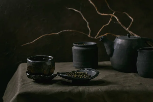 Set Handgefertigte Schwarze Keramik Teekanne Wasserkocher Kanne Glas Mit Teeblättern — Stockfoto