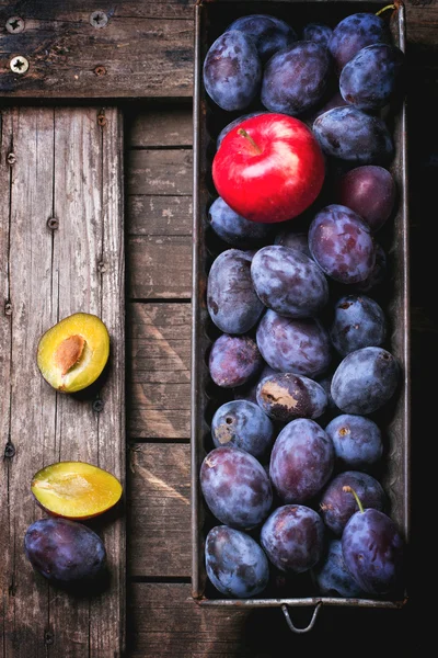 Ciruelas y manzanas — Foto de Stock