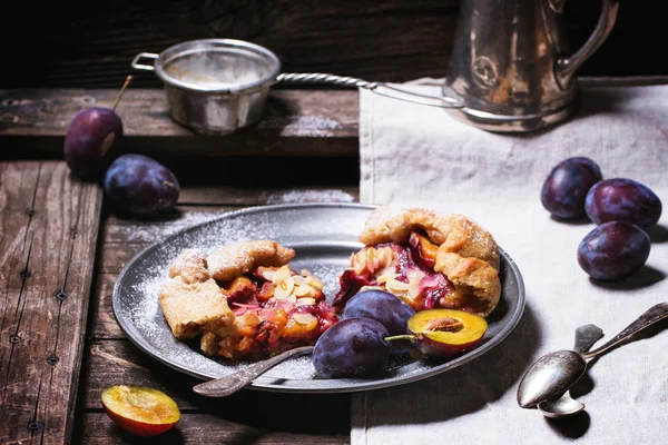 Cake with plums — Stock Photo, Image