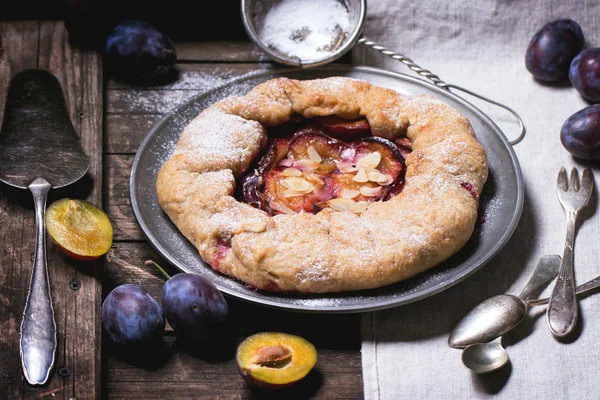 Cake with plums — Stock Photo, Image