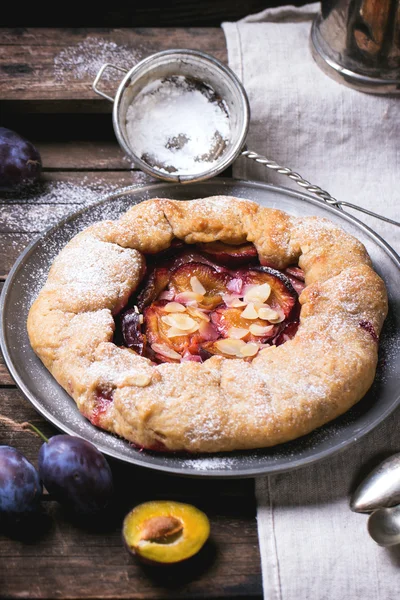 Cake with plums — Stock Photo, Image