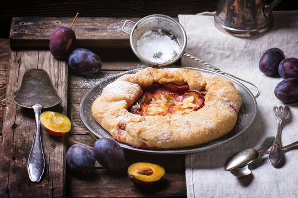 Kuchen mit Pflaumen — Stockfoto