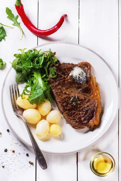 Bife grelhado com batatas — Fotografia de Stock