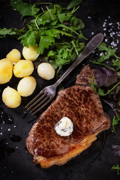 Gegrilde steak met aardappelen — Stockfoto