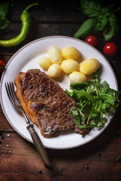 Grillowany stek z ziemniakami — Zdjęcie stockowe