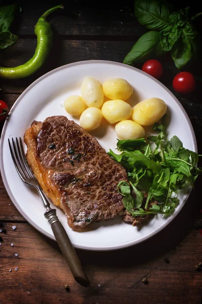 Grilled steak with potatoes — Stock Photo, Image