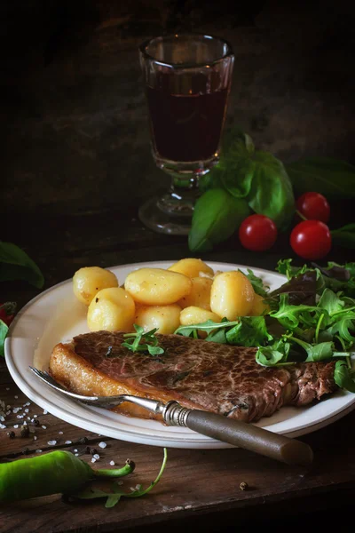 Grilled steak with potatoes — Stock Photo, Image