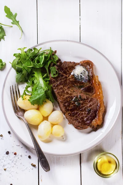 Gegrilde steak met aardappelen — Stockfoto