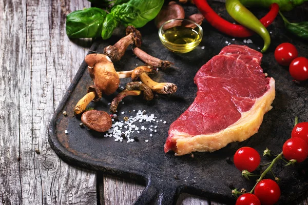 Nyers steak zöldségekkel — Stock Fotó