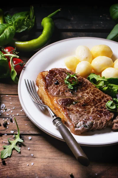 Gegrilde steak met aardappelen — Stockfoto