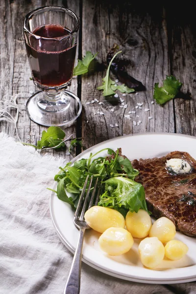 Gegrilde steak met aardappelen — Stockfoto