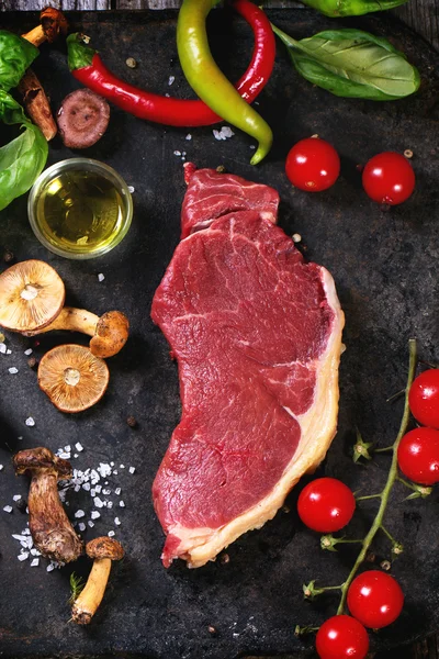 Raw steak with vegetables — Stock Photo, Image