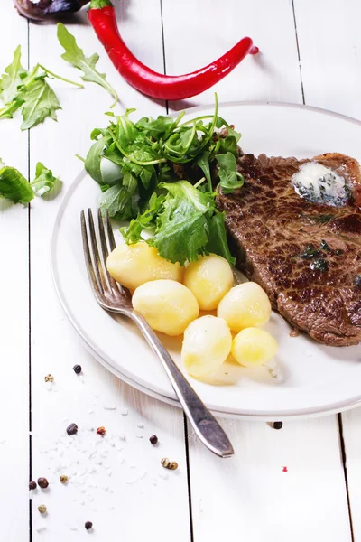 Gegrilltes Steak mit Kartoffeln — Stockfoto