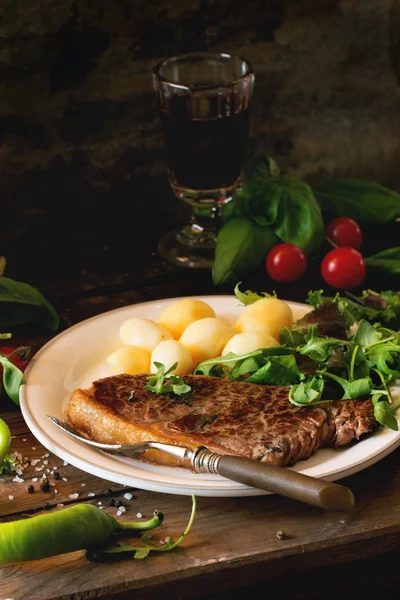 Gegrilde steak met aardappelen — Stockfoto