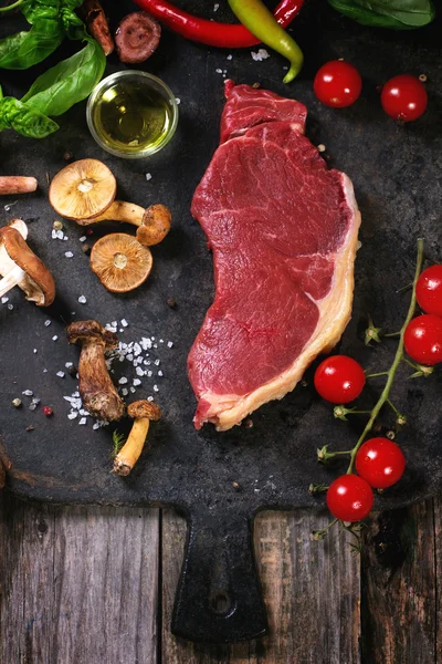 Bife cru com legumes — Fotografia de Stock