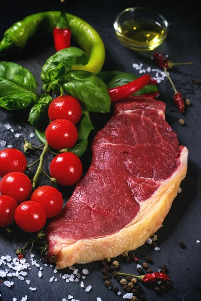 Bife cru com legumes — Fotografia de Stock