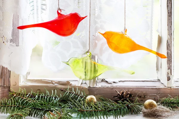 Ventana interior con pájaros de cristal y árbol de navidad — Foto de Stock