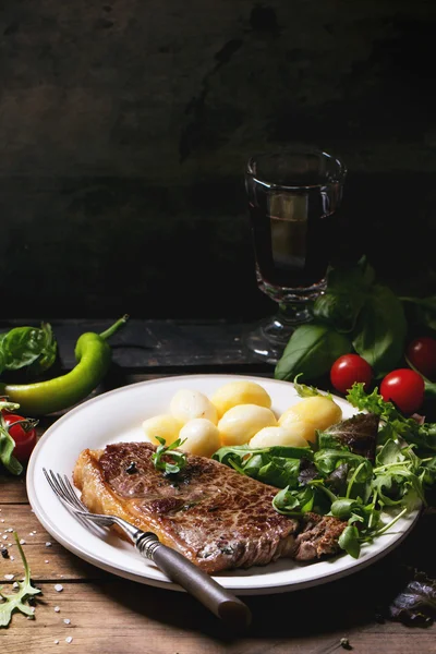 Grilovaný steak s bramborem — Stock fotografie