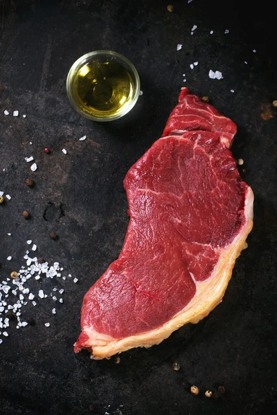 Raw steak with olive oil — Stock Photo, Image