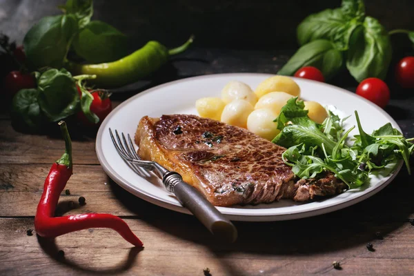 Bife grelhado com batatas — Fotografia de Stock