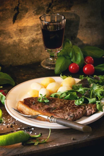 Gegrilde steak met aardappelen — Stockfoto