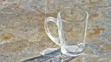 Gün ışığında dökülen süt ile cam fincan