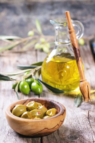 Olives and olive oil — Stock Photo, Image