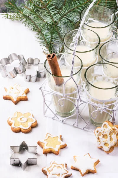 Weihnachtsplätzchen und Cocktail — Stockfoto
