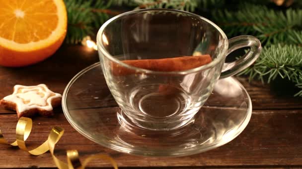 Vin chaud avec des épices versant dans une tasse en verre — Video