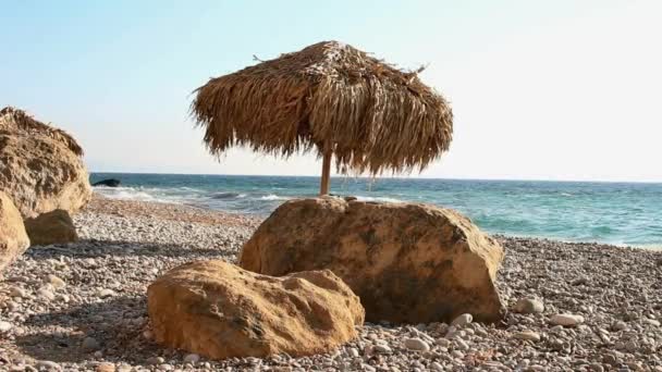 Sea beach with awning of palm leaves — Stock Video