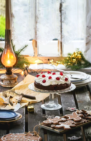 Table setting with chocolate cake — Stock Photo, Image