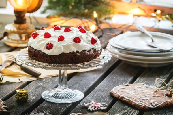 Tabla de ajuste con pastel de chocolate — Foto de Stock