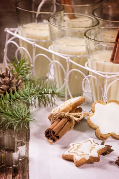 Christmas cookies and cocktail — Stock Photo, Image