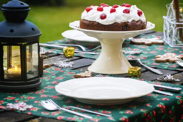 Tabla de ajuste con pastel de chocolate — Foto de Stock