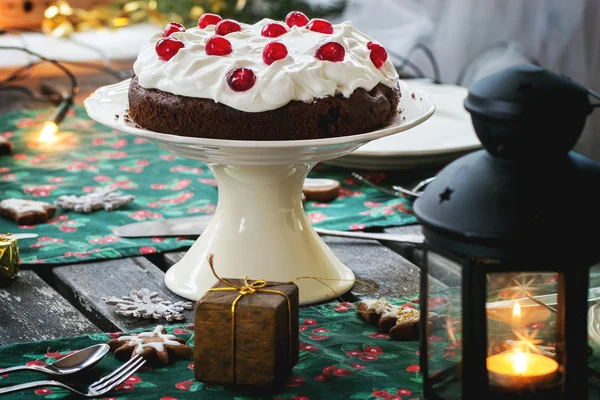 Tabla de ajuste con pastel de chocolate — Foto de Stock